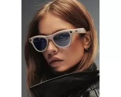 Barbara-Palvin-Ray-Ban-Meta-Sunglasses-2025-02