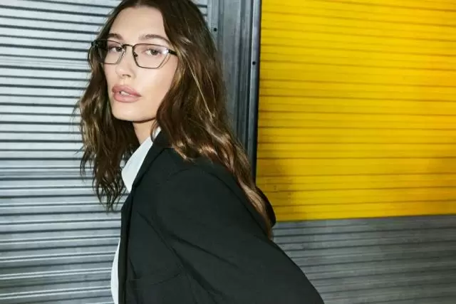 РЕКЛАМНАЯ КАМПАНИЯ DKNY ОСЕНЬ 2025 С ХЕЙЛИ БИБЕР
