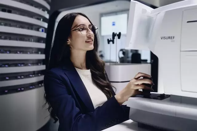 ОБЗОР OПТИЧЕСКИХ НОВОСТЕЙ: КОГДА ОФТАЛЬМОЛОГ В ОПТИКЕ НУЖЕН ЗДЕСЬ И СЕЙЧАС